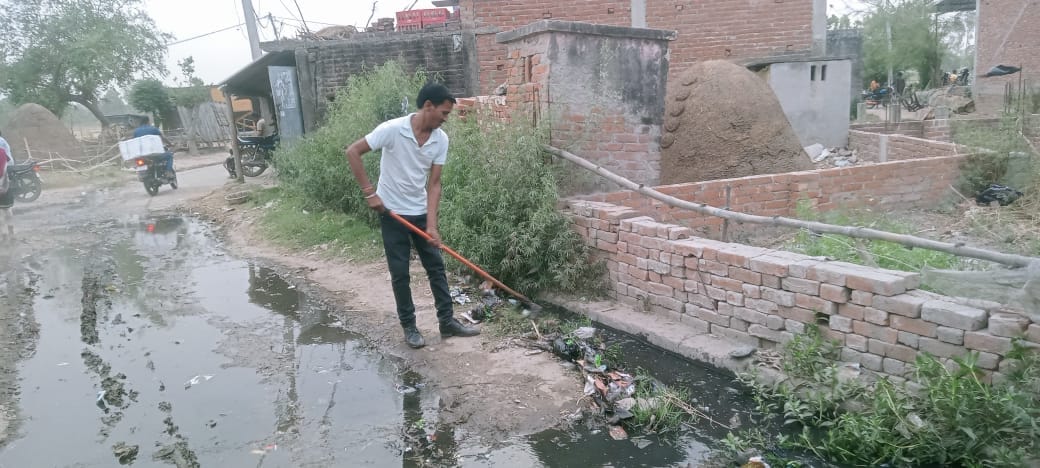 Dirty water filled the road, the villagers themselves took care of the cleaning system.