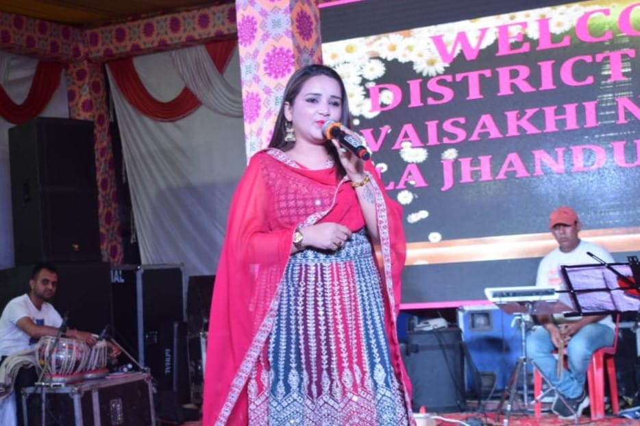 District level Vaishakh Nalwad fair, first cultural evening, Himachali singer Mamta Bhardwaj, singer Jitu Ram