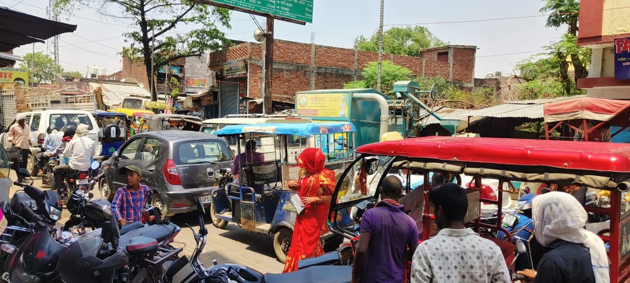 There is no bus station in Barhaj, forced to stand in the sun