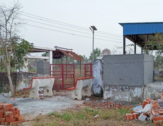 The electric wire passing over the crematorium became loose