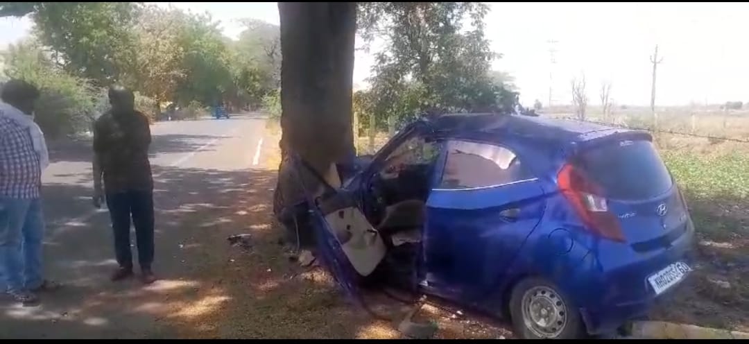 ओंकारेश्वर से आ रहे श्रद्धालुओं की कार हुई दुर्घटनाग्रस्त