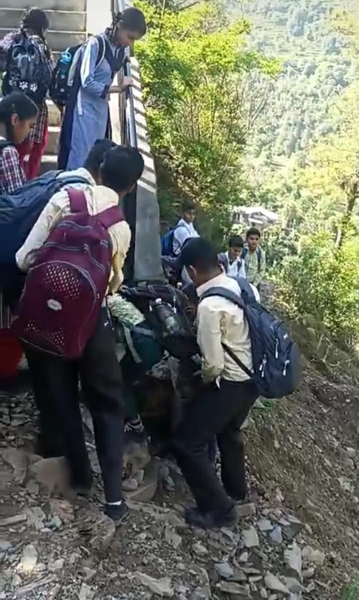 Danga collapsed due to rain, movement of students risky