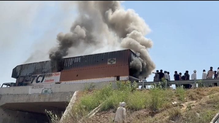 Container fire on KMP, six cars turned into structure