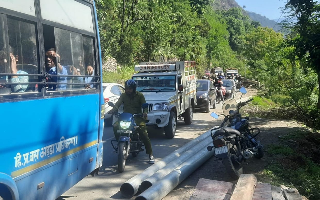 One kilometer long jam from Phulnu Tala to Ludera, ambulance stuck for an hour
