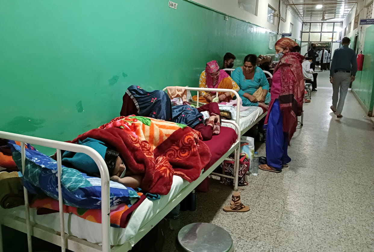 Gynecology ward full, beds had to be placed outside in the gallery