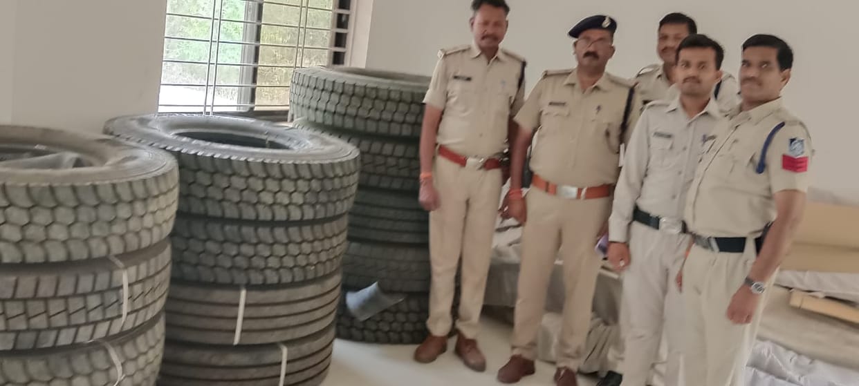 Accused from Gwalior had stolen tires worth lakhs in Damoh three accused arrested