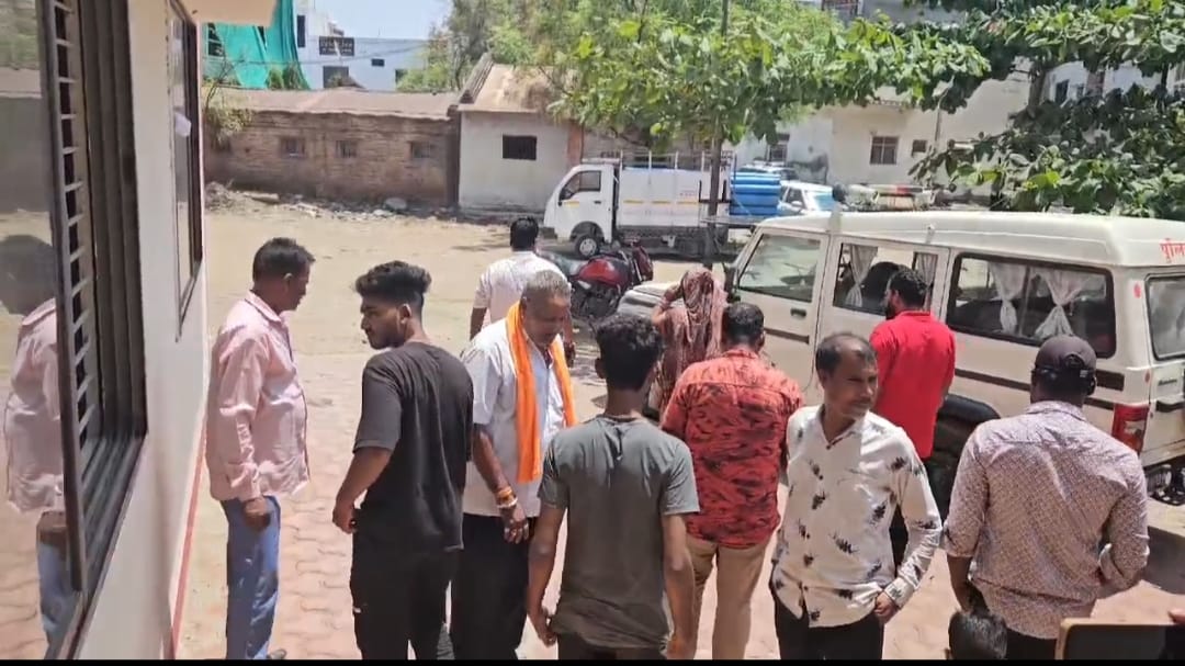 ट्रैफिक थाने में परेशान होते बाराती