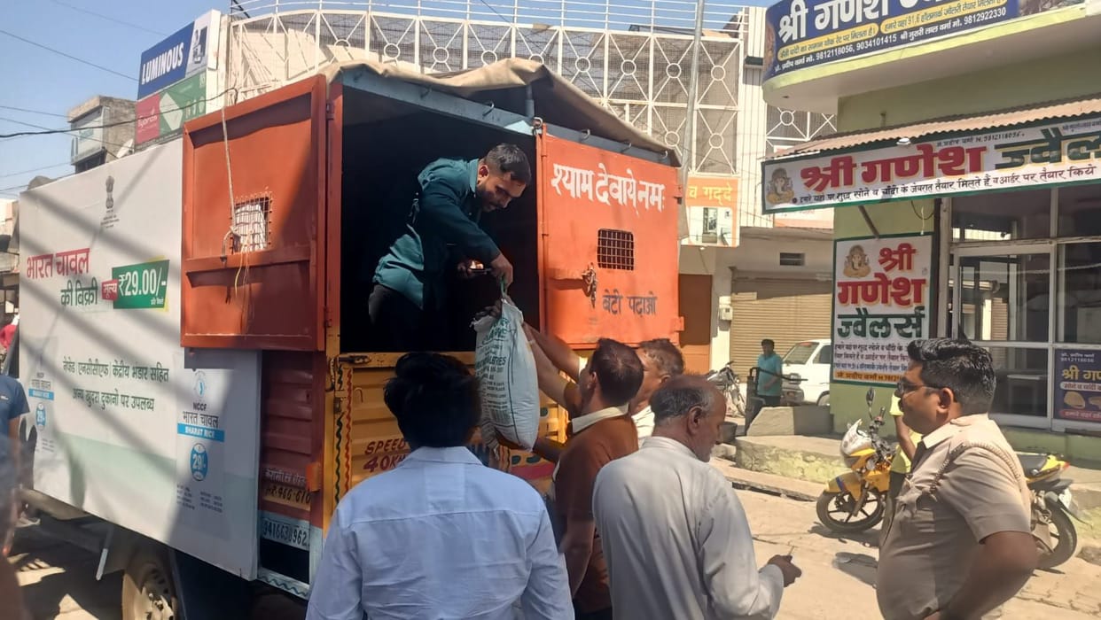 Government vehicle selling cheap rice released after investigation