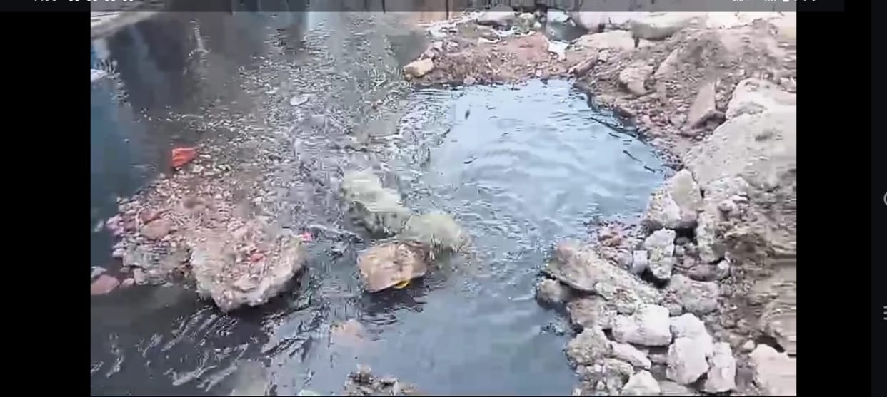 Sewer line broken while building road on Jhajjar Road, water spread on the road