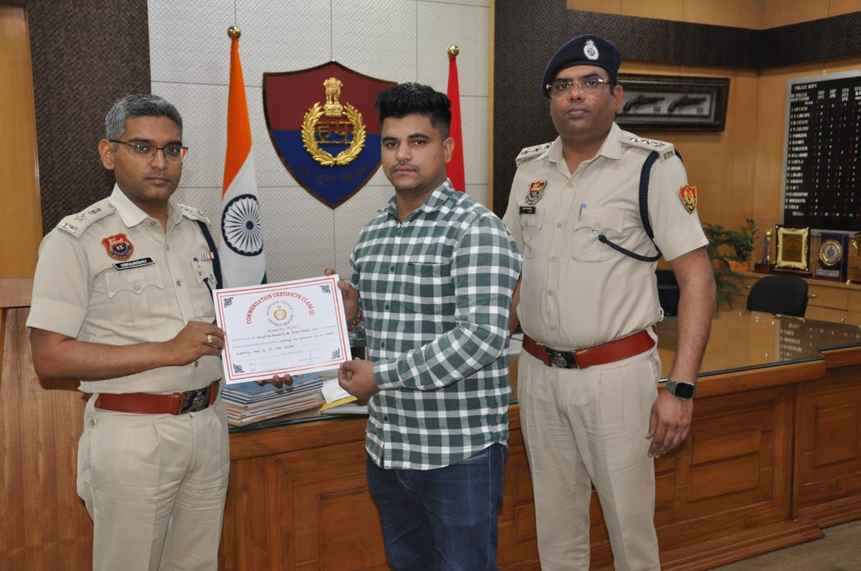 Two youths of Pada locality honored for catching snatchers