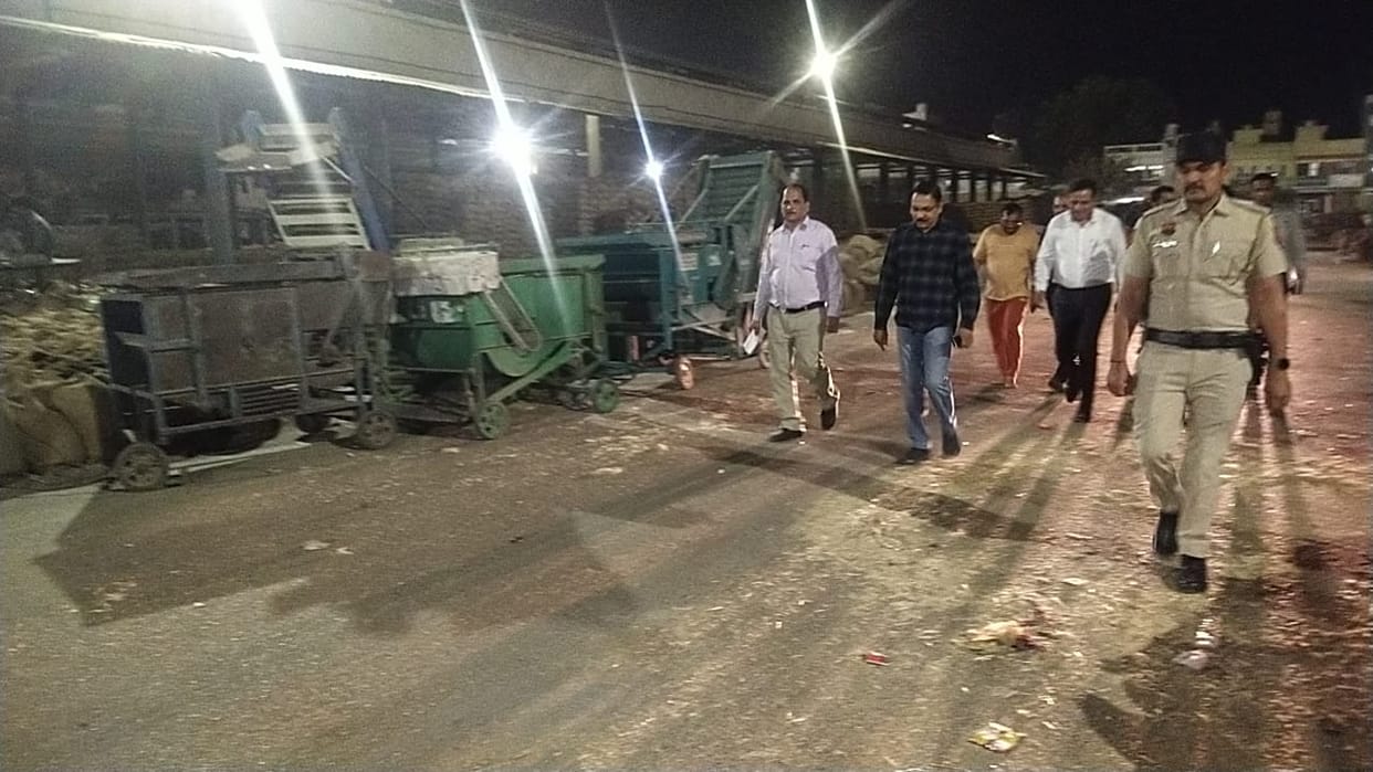 Deputy Commissioner reached grain market late night, reprimanded officials and contractor