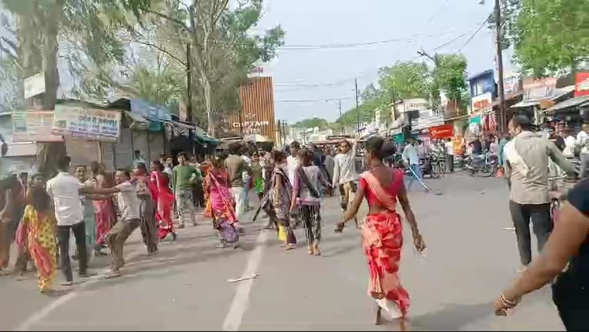 In Damoh Pata-Belan makers waved weapons on road youth from particular community molested woman