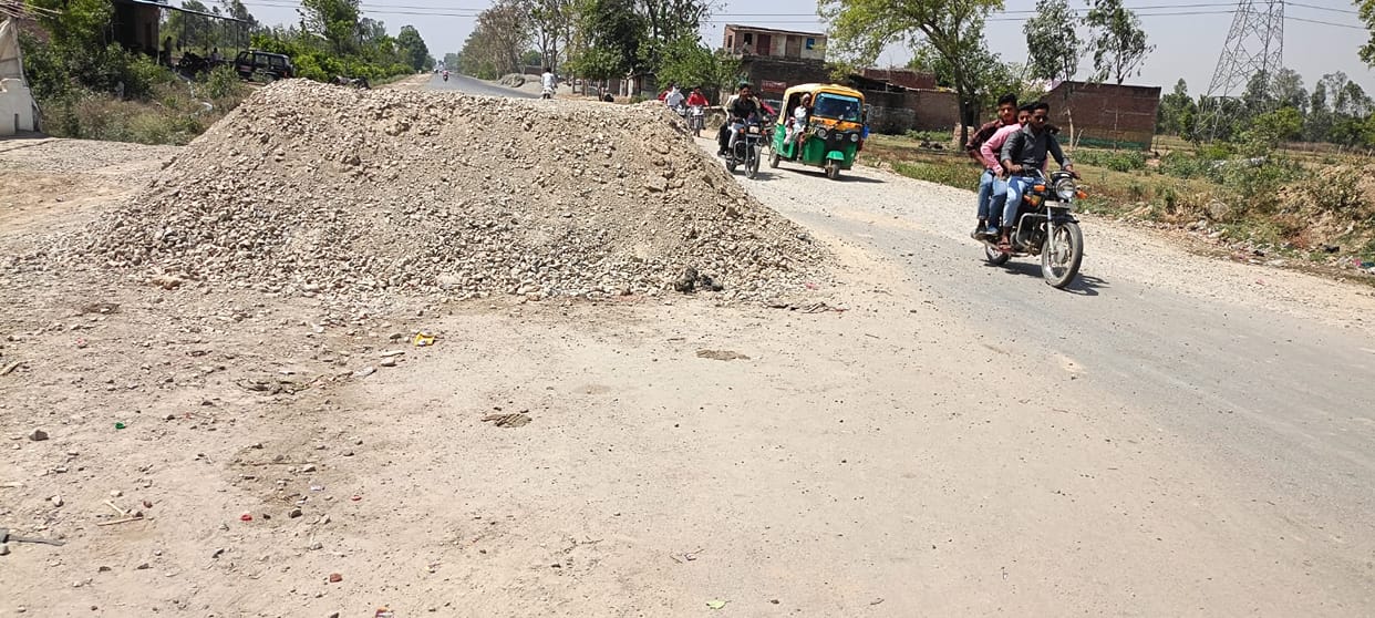 Earthen pile on the middle road, inviting the accident