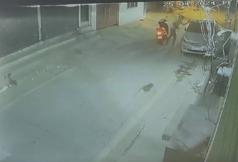 The young man who came to his in-laws' house first broke the glass of his car and then set it on fire.