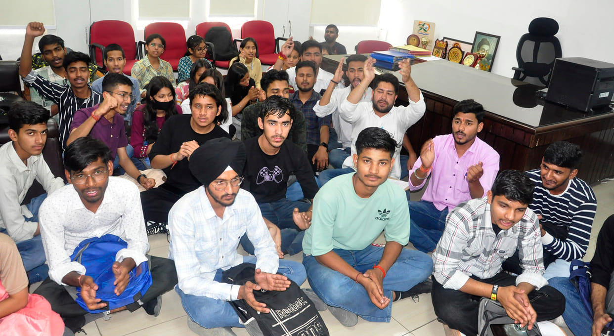 Demonstration of students in Registrar's office