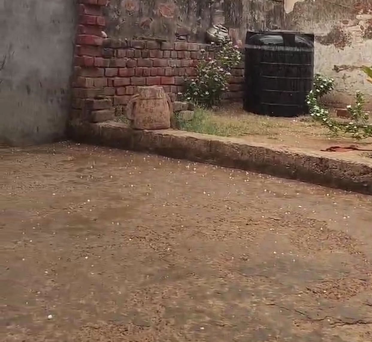 Strong sunshine during the day, light hailstorm in many villages in the evening