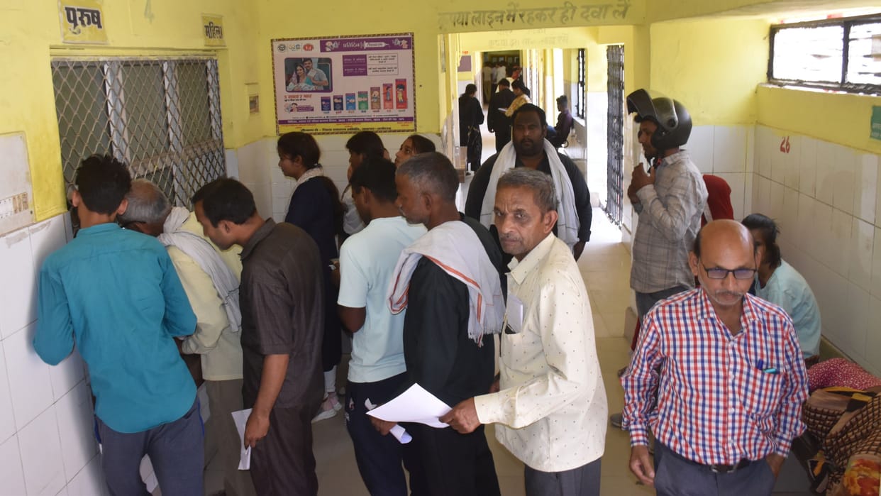 Counter in a narrow place, patients take medicines by pushing themselves