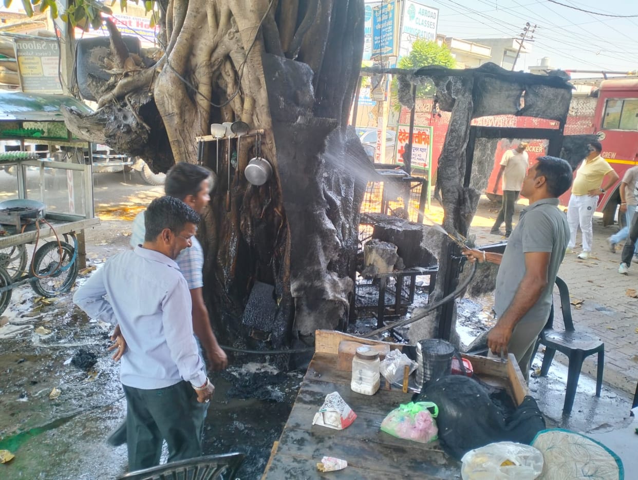 Due to leaking cylinder, kiosk and banyan tree caught fire, goods burnt to ashes