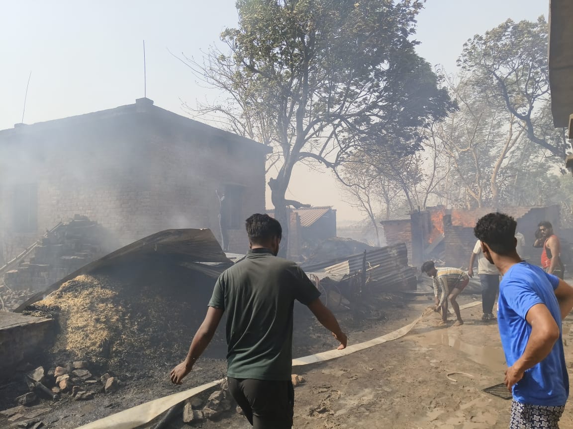 Fire wreaks havoc in Piprahiya village, salmon worth Rs 20 lakh kept in 12 houses burnt to ashes