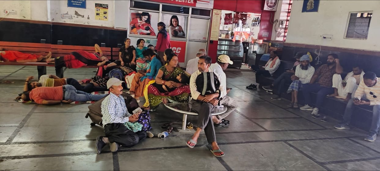 Mumbai and Delhi trains full