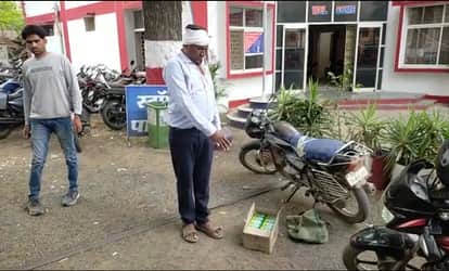 A government teacher was beaten up for carrying a soap box mistaking it to be a liquor box