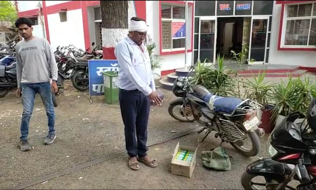 साबुन की पेटी दिखाते घायल शिक्षक