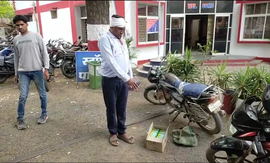 साबुन की पेटी दिखाते घायल शिक्षक