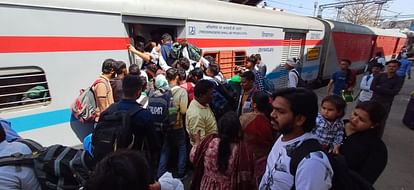 Two passenger trains started after being canceled for 10 days due to farmer movement