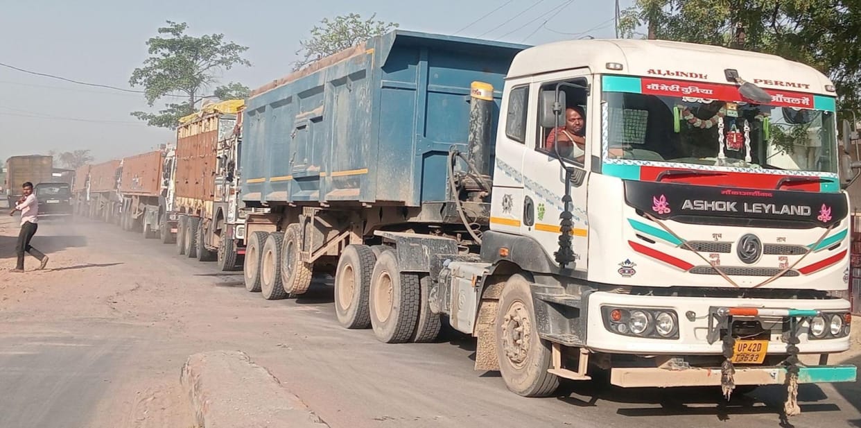 Truck breaks down on overbridge, traffic halted for 10 hours