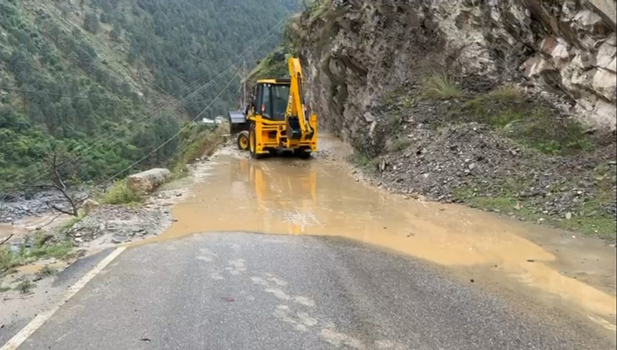 Sikkim Landslides Updates tourists stranded in Chungthang Munshithang Lachen Chungthang road casualties rescue