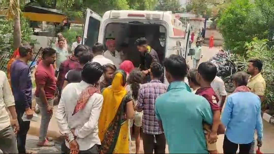 Khargone student who got 74% in class 12th poured petrol on herself set herself on fire died