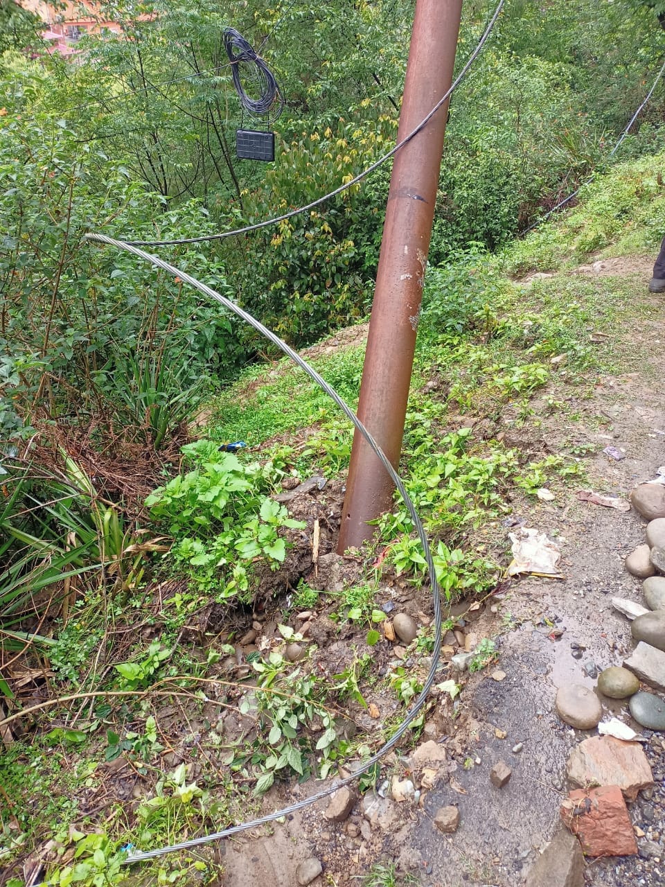 Pillar fell near Hardaspura, power cut in Bhariya