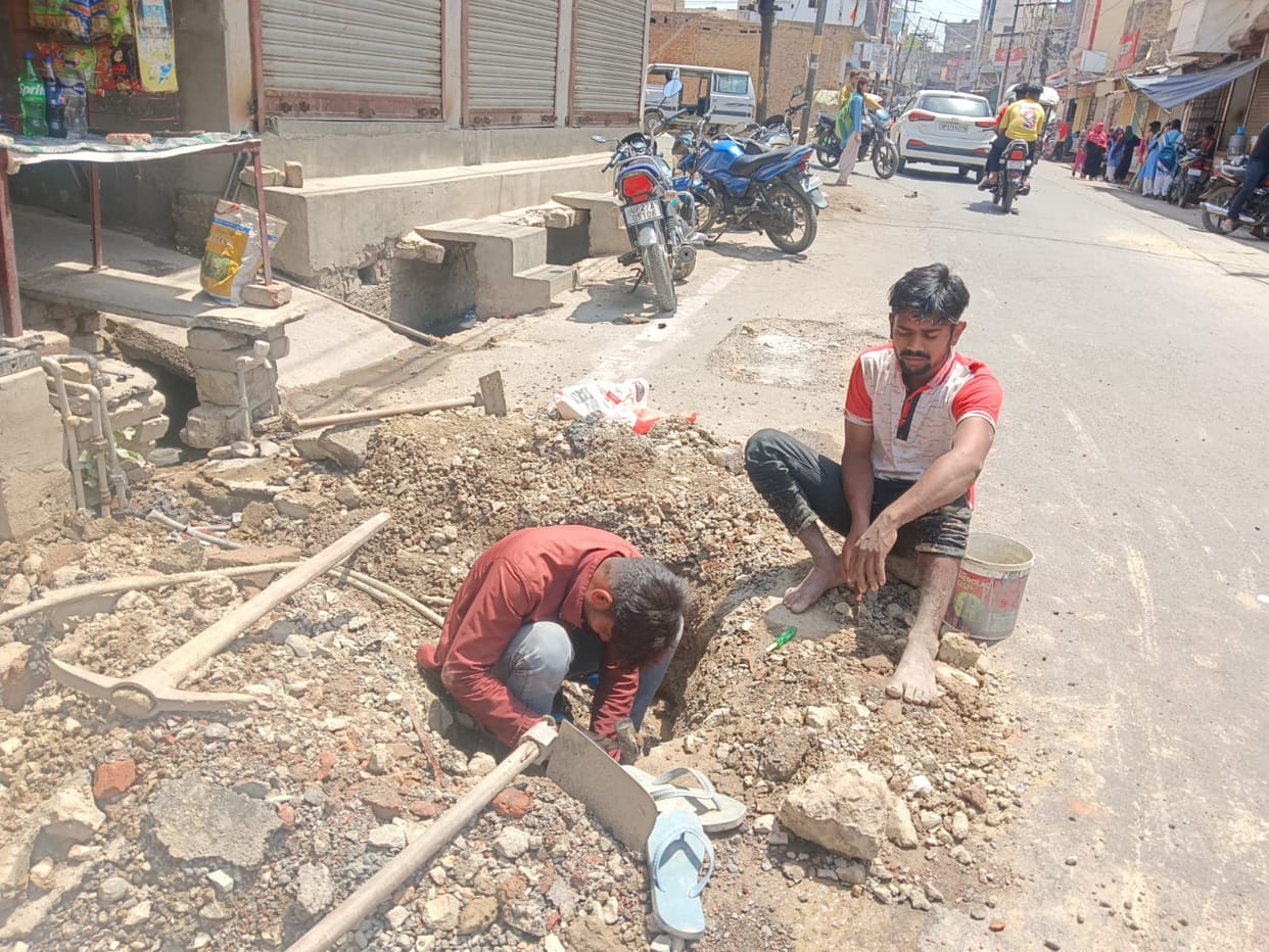 After Khirnibagh, leakage occurred on Chowk to Charkhambha road