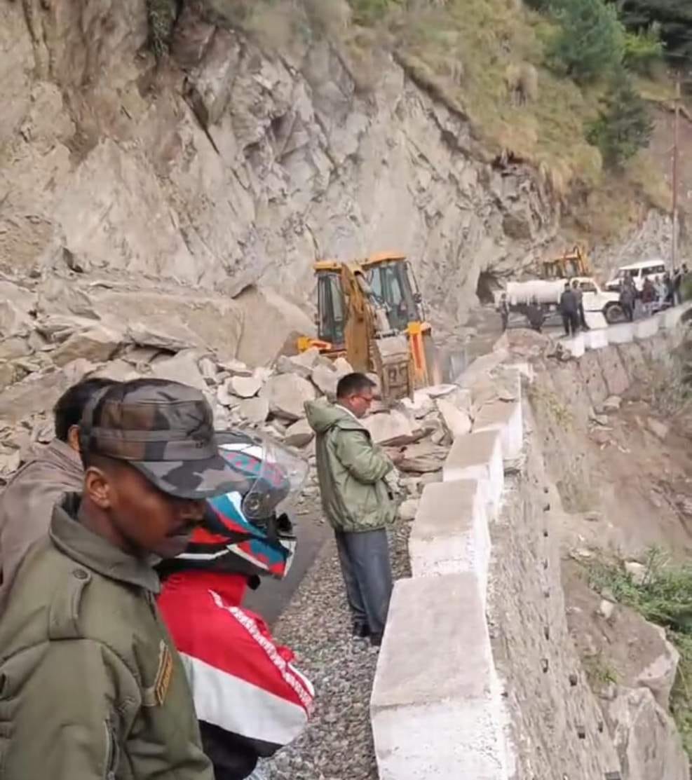 Badrinath Highway remained closed for three hours in Jhadkula