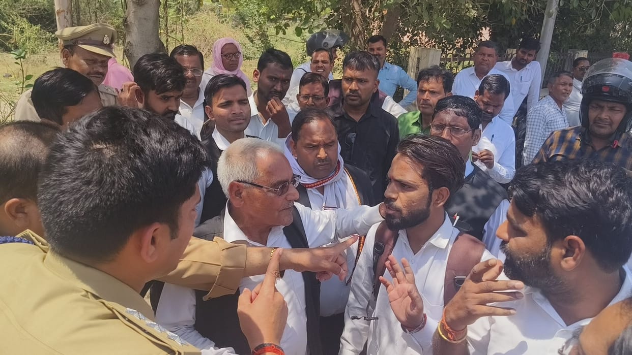 Lawyers stopped from going to Collectorate, ruckus