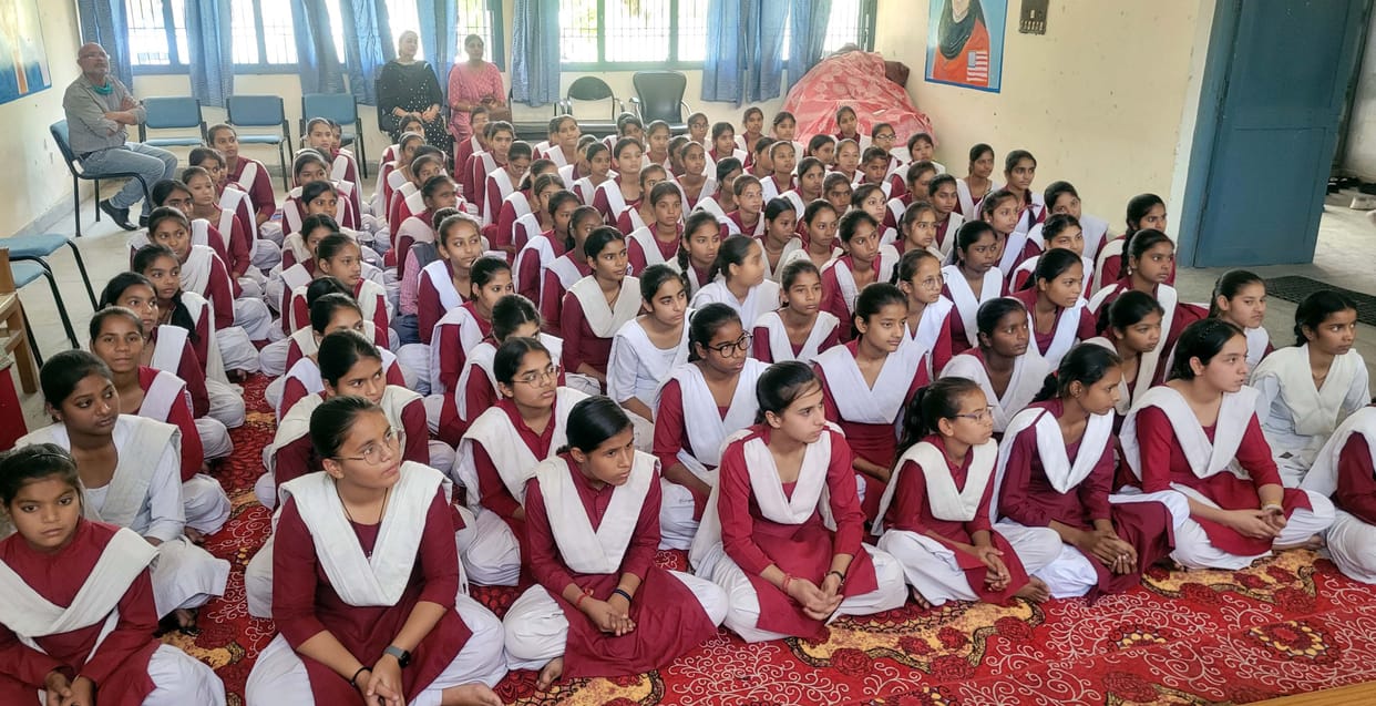 DSP taught law lessons to girl students in police school