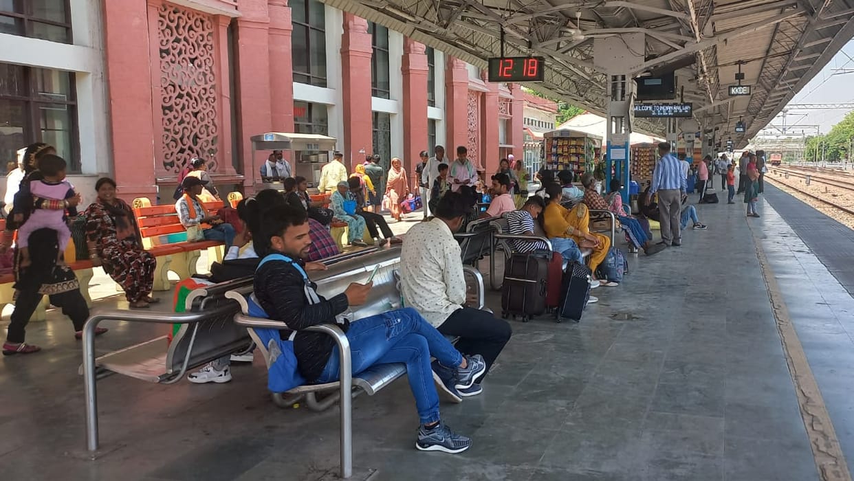 pradhan mantri bhartiya jan aushadhi kendra will open at 61 railway stations of the country including Delhi
