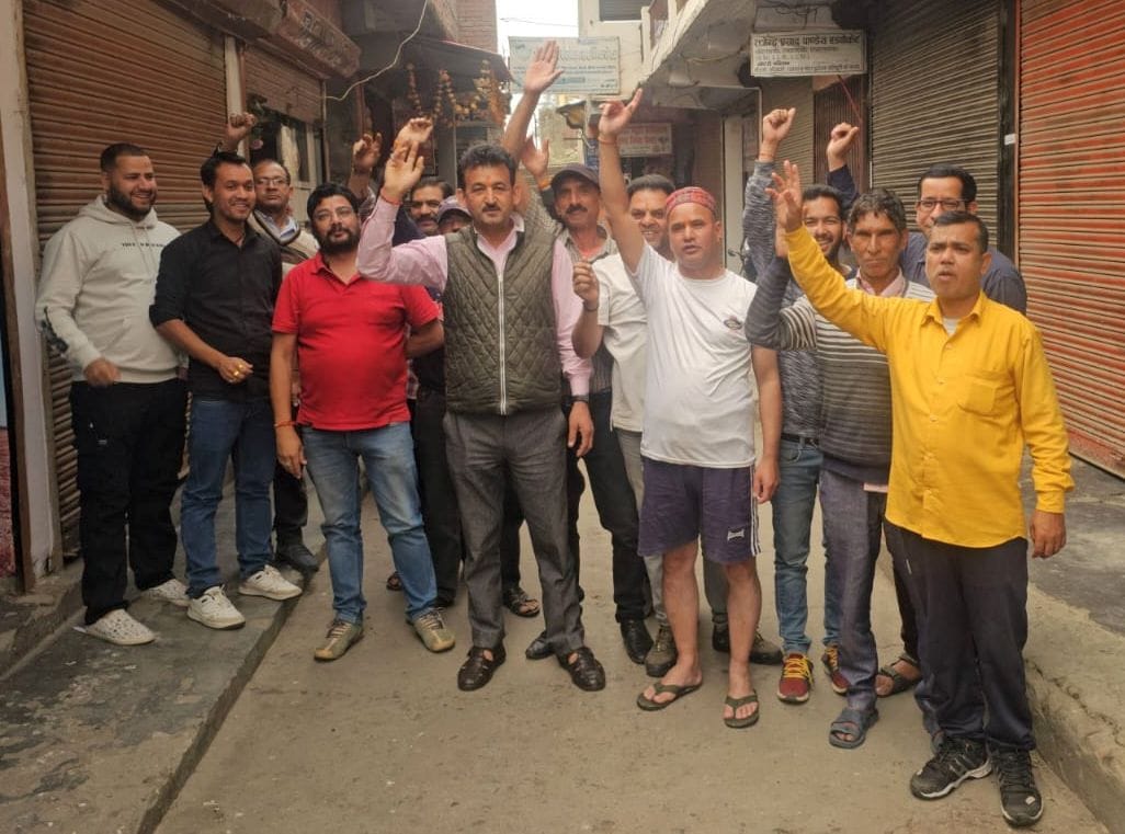 Demonstration against the municipality for cleanliness and street lighting