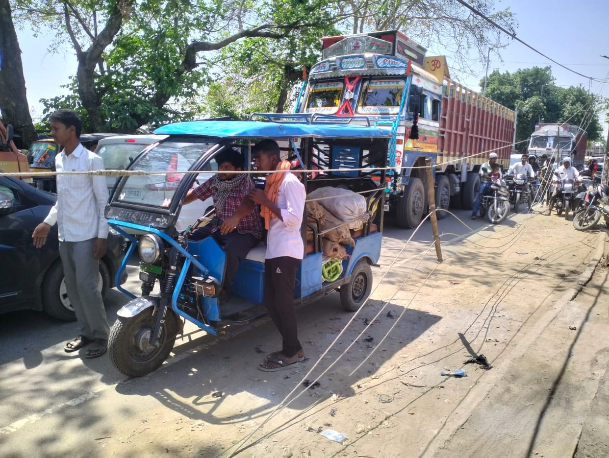 hightension wore fell down on road