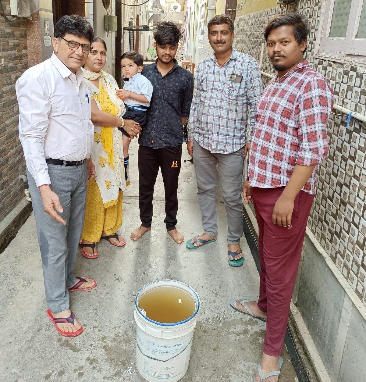 People upset due to contaminated drinking water supply, expressed anger against public health department