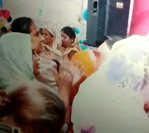 Strange style of theft... The chain of two friends dancing in Bhagwat Katha was stolen by cutting it from their mouth in Sampla.