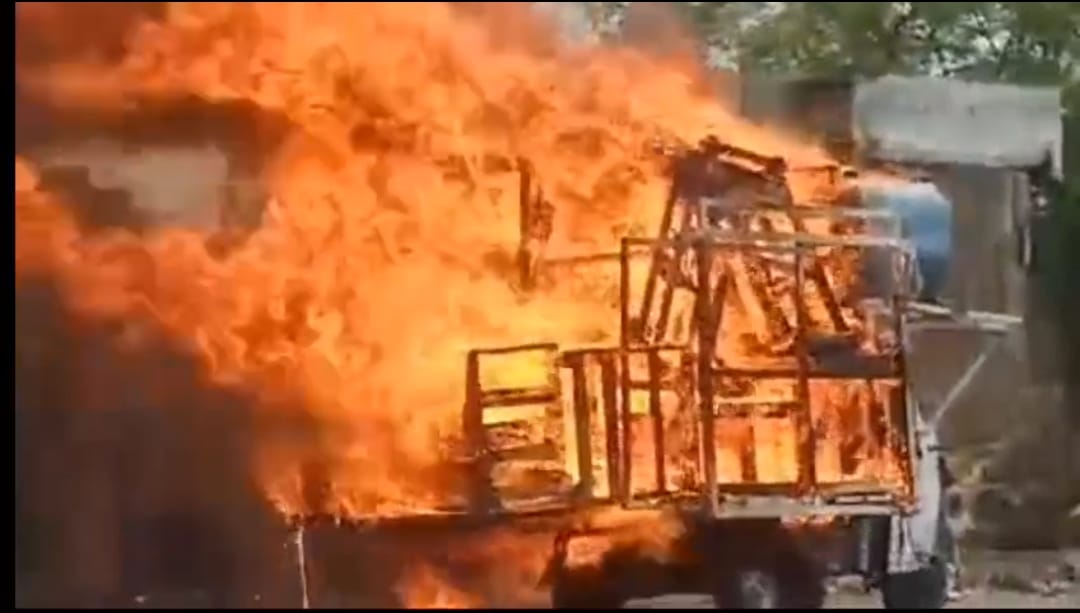 हाईवे पर लगी लोडिंग ऑटो में भीषण आग