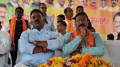 खरगोन की सभा में मंच पर बैठे मंत्री सिलावट