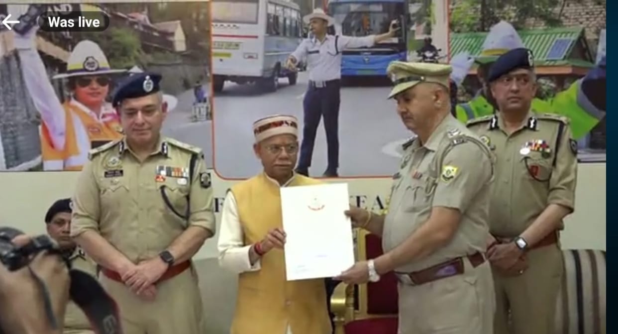 Governor honored traffic in-charge Sub Inspector Naresh Kumar