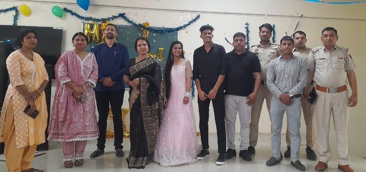 Junior students bid farewell to senior students