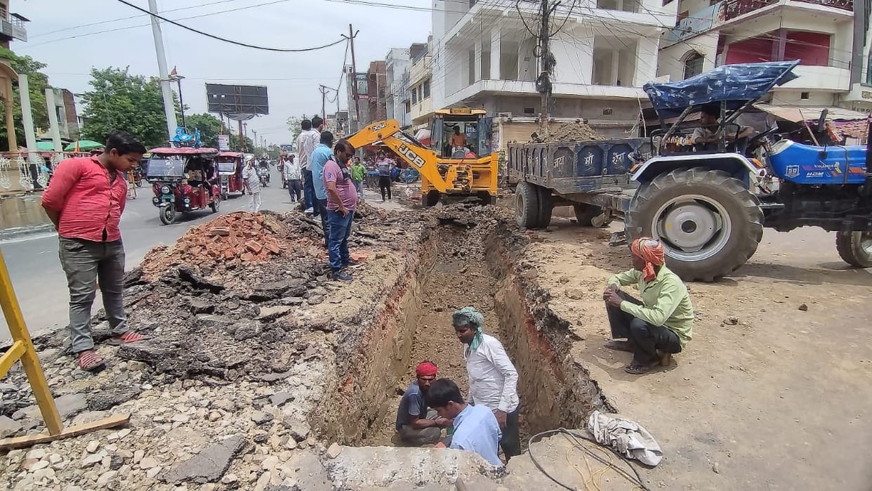 A drain is being constructed by demolishing the road at Azad Chowk in the city. Dialogue