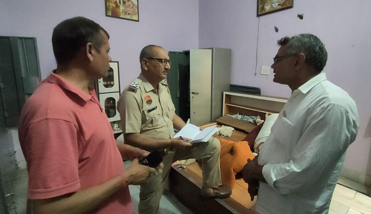 Gold, silver and cash worth Rs 5.80 lakh stolen from two houses