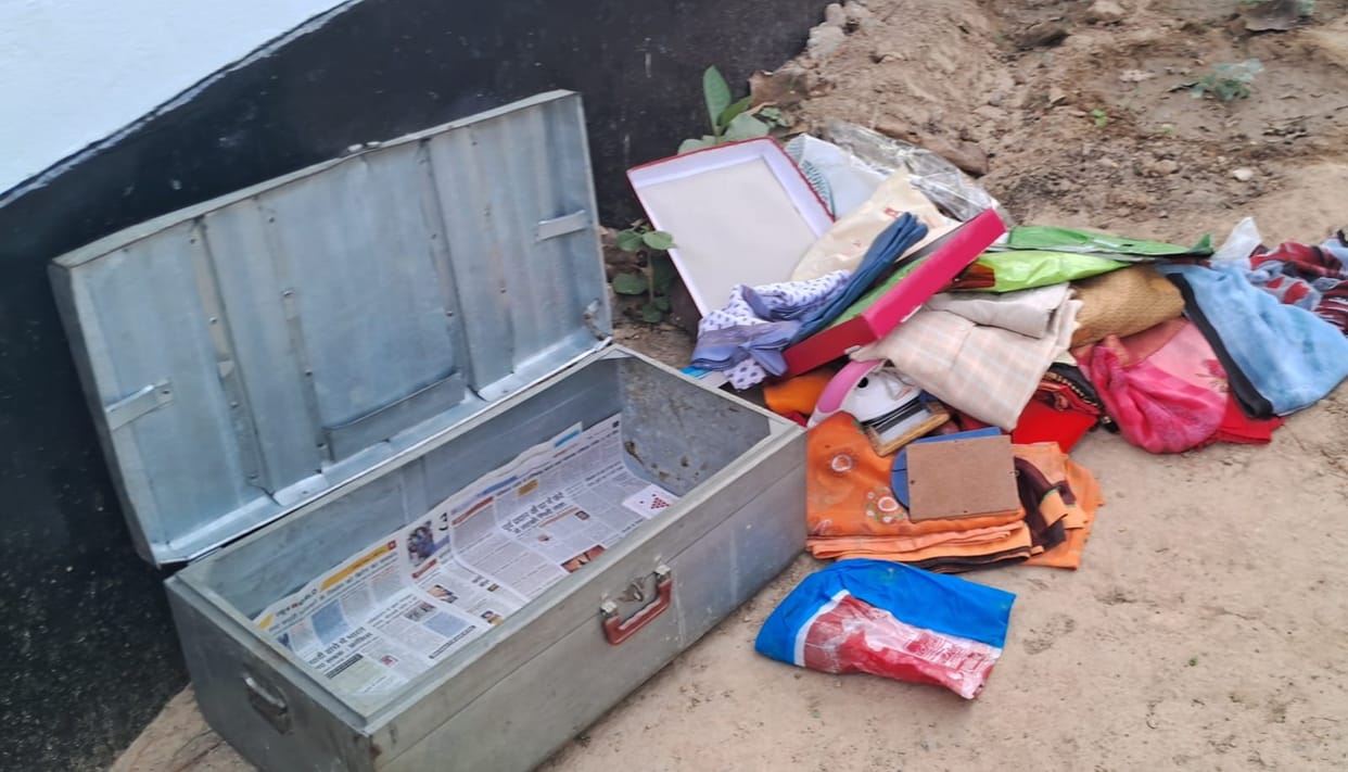 Thieves searched the house after locking the entire family in the rooms