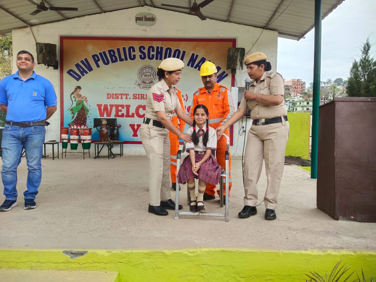 students learnt about aapdha prabandhan in dav school
