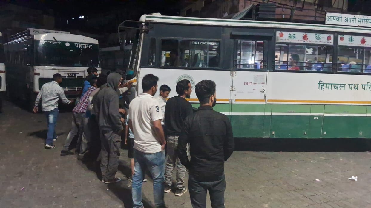 Bus stopped after short circuit, passengers started it by pushing